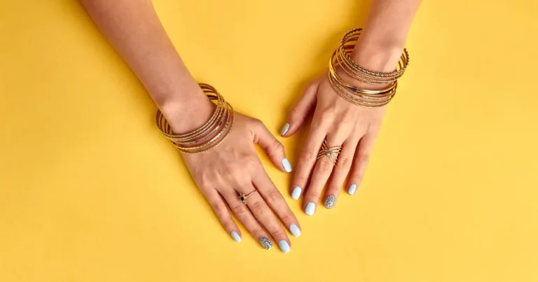 Arany karkötők női csuklón